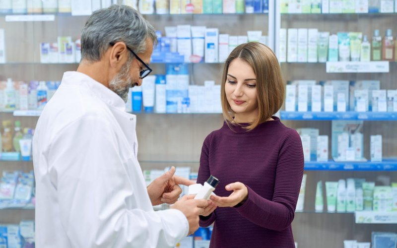 Card - Farmaceutico atendiendo paciente