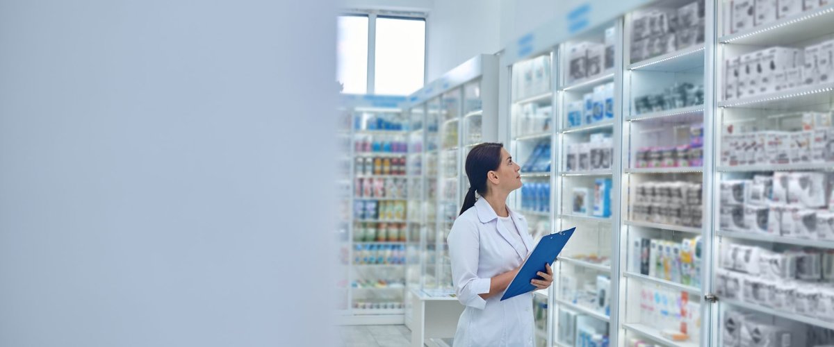 Hero - Farmaceutica con clipboard en pasillo