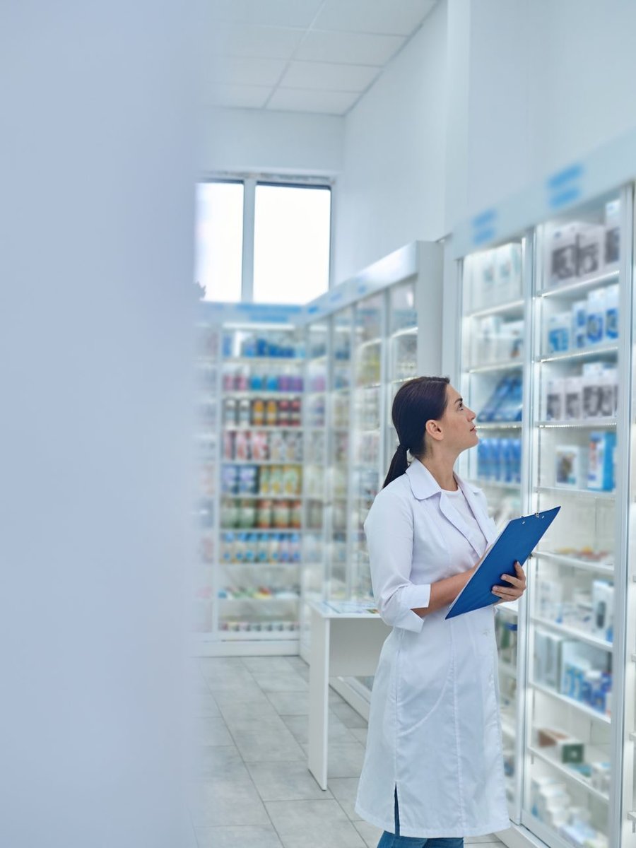 Hero - Farmaceutica con clipboard en pasillo